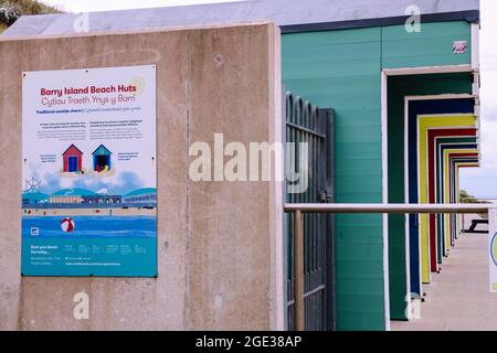 Beach Huts sul lungomare di Barry Island Whitmore Bay, vale di Glamorgan, Galles del Sud, 2021 Foto Stock