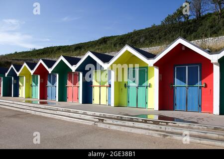 Beach Huts sul lungomare di Barry Island Whitmore Bay, vale di Glamorgan, Galles del Sud, 2021 Foto Stock