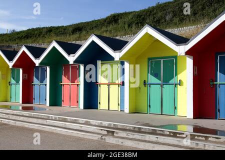 Beach Huts sul lungomare di Barry Island Whitmore Bay, vale di Glamorgan, Galles del Sud, 2021 Foto Stock