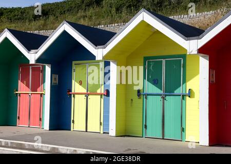 Beach Huts sul lungomare di Barry Island Whitmore Bay, vale di Glamorgan, Galles del Sud, 2021 Foto Stock