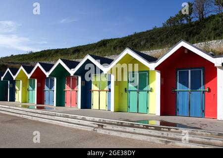 Beach Huts sul lungomare di Barry Island Whitmore Bay, vale di Glamorgan, Galles del Sud, 2021 Foto Stock