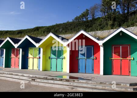 Beach Huts sul lungomare di Barry Island Whitmore Bay, vale di Glamorgan, Galles del Sud, 2021 Foto Stock