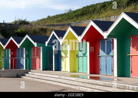 Beach Huts sul lungomare di Barry Island Whitmore Bay, vale di Glamorgan, Galles del Sud, 2021 Foto Stock