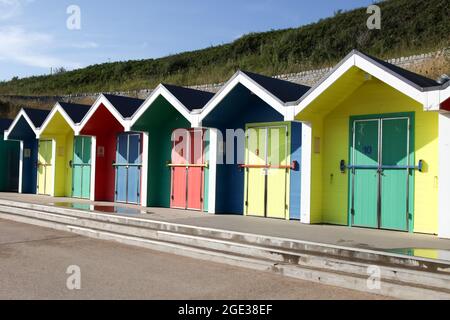 Beach Huts sul lungomare di Barry Island Whitmore Bay, vale di Glamorgan, Galles del Sud, 2021 Foto Stock