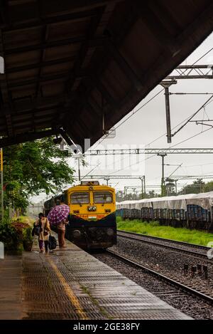 GOA, INDIA - Luglio 31, 2021: Verna Goa India 31 Luglio 2021 Vista di un motore ferroviario passeggeri di ferrovie indiane in transito e aree urbane e rurali in Foto Stock