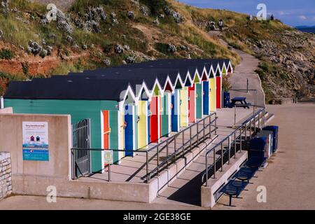 Beach Huts sul lungomare di Barry Island Whitmore Bay, vale di Glamorgan, Galles del Sud, 2021 Foto Stock