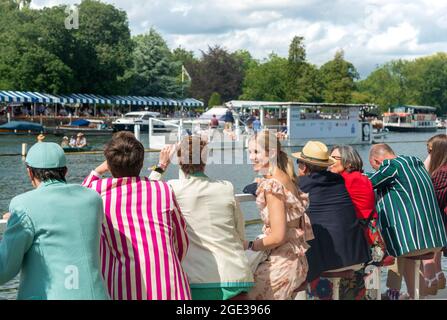 Gli spettatori osservano il canottaggio del The Steward's enclosure, uomini che indossano i blazer del club di canottaggio, all'Henley Royal Regatta 2021, Henley-on-Thames, Inghilterra Foto Stock