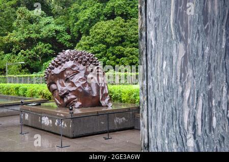 Hong Kong - 12 ago 2021: Una scultura della testa del Buddha di un artista Zhang Huan, presso l'Asia Society Hong Kong Center Foto Stock