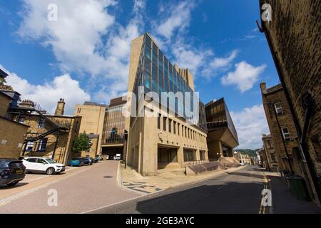 Halifax (precedentemente noto come Halifax Building Society e conosciuto come Halifax) è un marchio bancario britannico che opera come divisione commerciale della Bank of Scotland, a sua volta controllata al 100% da Lloyds Banking Group. Prende il nome dalla città di Halifax, West Yorkshire, dove fu fondata come società edile nel 1853. Nel 1913 si era sviluppata nella più grande società edile del Regno Unito e ha continuato a crescere e prosperare e ha mantenuto questa posizione all'interno del Regno Unito fino al 1997, quando ha demutualizzato. Foto Stock
