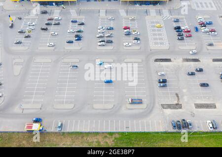 Vista aerea dall'alto del parcheggio con molti automobili di acquirenti supermercato nel negozio di alimentari della città Foto Stock