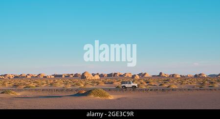 veicolo sulla strada nel parco geologico nazionale a dunhuang, provincia di gansu, cina Foto Stock