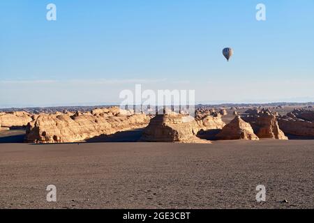 mongolfiera sulle forme di yardan nel parco geologico nazionale vicino a dunhuang, provincia di guansu, cina Foto Stock