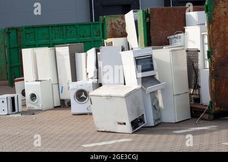 Vecchi apparecchi elettrici, lavatrici in contenitore. RIFIUTI ELETTRONICI. Foto Stock