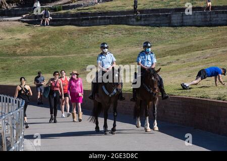 Sydney, Australia. Lunedì 16 agosto 2021. Montato polizia pattuglia Bondi Beach come COVID-19 restrizioni sono state rafforzate in tutto il nuovo Galles del Sud. A partire dalla mezzanotte di lunedì 16 agosto, la regola di viaggio di 10 km è stata ridotta a 5 km. Ciò significa che i residenti possono viaggiare solo 5 km dalla loro casa per fare esercizio o fare shopping. Credit: Paul Lovelace/Alamy Live News Foto Stock