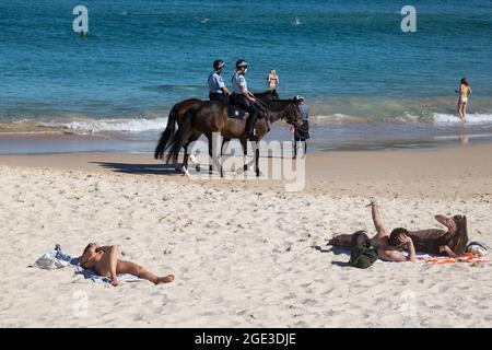 Sydney, Australia. Lunedì 16 agosto 2021. Montato polizia pattuglia Bondi Beach come COVID-19 restrizioni sono state rafforzate in tutto il nuovo Galles del Sud. A partire dalla mezzanotte di lunedì 16 agosto, la regola di viaggio di 10 km è stata ridotta a 5 km. Ciò significa che i residenti possono viaggiare solo 5 km dalla loro casa per fare esercizio o fare shopping. Credit: Paul Lovelace/Alamy Live News Foto Stock