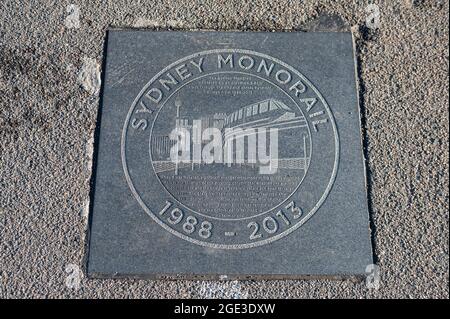 20.09.2018, Sydney, nuovo Galles del Sud, Australia - pietra commemorativa della monorotaia di Sydney sul terreno del Ponte di Pyrmont sopra Cockle Bay al Porto di Darling. Foto Stock