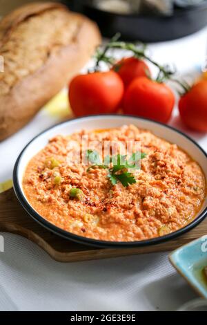 Tradizionale turco colazione cibo menemen fatto con uova e pomodori Foto Stock