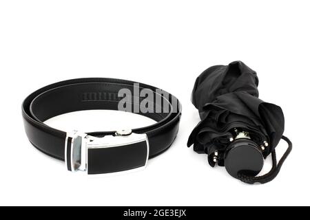 Cintura e ombrello in pelle su sfondo bianco Foto Stock