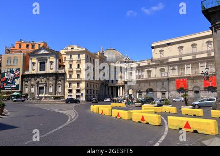 Luglio 11 2021 Napoli in Italia in Europa: Strade tipiche nei pressi del Palazzo reale Foto Stock