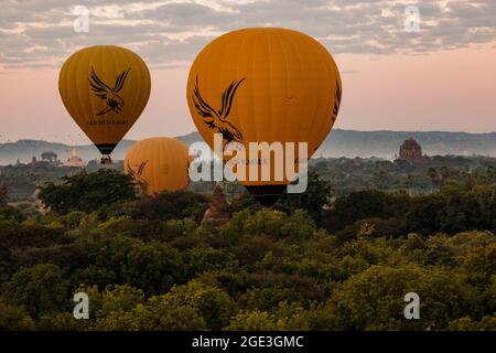 Il giro in mongolfiera sopra i templi di Bagan in Myanmar inizia la mattina presto prima dell'alba Foto Stock