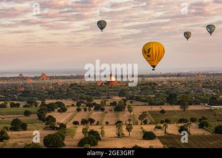 Panorama all'alba con palloncini di fronte alla caratteristica pagoda Dhammayazika a Bagan in Myanmar Foto Stock