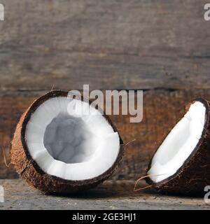 Cocco su sfondo di legno. Cocco tritato Foto Stock