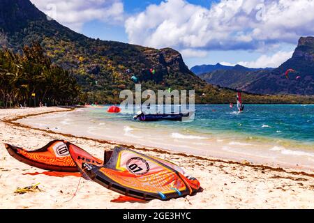 La spiaggia di le Morne si trova sullo sfondo maestoso della montagna, ad est dell'isola tropicale di Mauritius Foto Stock