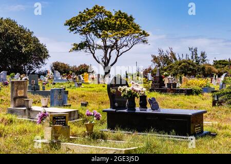 Un cimitero multireligioso, colorato e soleggiato, sull'isola di Mauritius, nell'Oceano Indiano Foto Stock