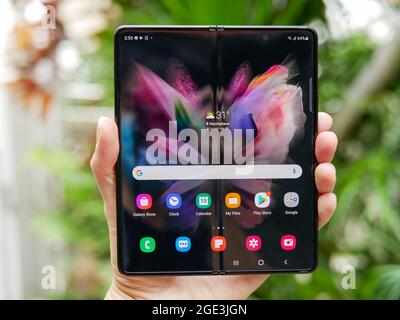 Bangkok, Thailandia - 11 agosto 2021: Samsung lancia ufficialmente l'ultimo smartphone pieghevole, il Samsung Galaxy Flip 3. Foto Stock