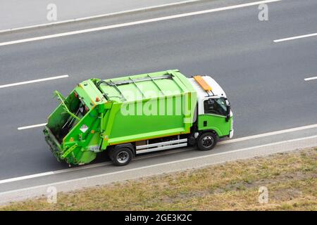 Il riciclaggio di veicoli ecologici si muove sulla strada in città Foto Stock