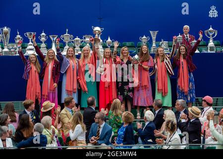 Henley-upon-Thames, Oxfordshire, Regno Unito. 15 agosto 2021. I vincitori del Leander Club degli otto remi femminili con la coxswain Remenham Challenge Cup nella giornata delle finali all'Henley Royal Regatta 2021. Credito: Maureen McLean/Alamy Foto Stock