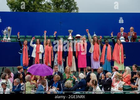 Henley-upon-Thames, Oxfordshire, Regno Unito. 15 agosto 2021. I vincitori del Leander Club della Wargrave Challenge Cup otto remi femminili con coxswain nella giornata delle finali all'Henley Royal Regatta 2021. Credito: Maureen McLean/Alamy Foto Stock