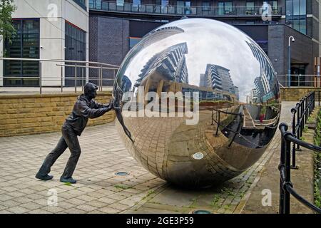 Regno Unito, West Yorkshire, Leeds, UN approccio riflessivo sculture nel molo di Leeds Foto Stock