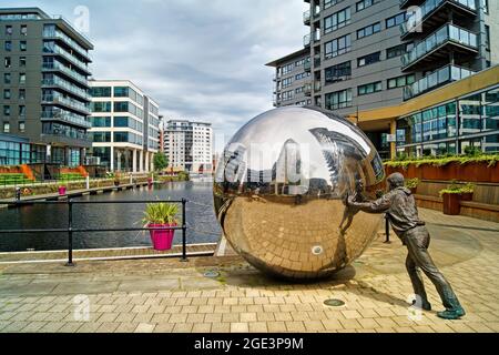 Regno Unito, West Yorkshire, Leeds, UN approccio riflessivo sculture nel molo di Leeds Foto Stock