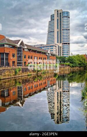 Regno Unito, West Yorkshire, Leeds, Bridgewater Place altrimenti conosciuto come il Dalek, vicino al fiume Aire Foto Stock