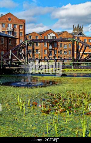 Regno Unito, West Yorkshire, Leeds, Victoria Quays Area con Minster in background. Foto Stock