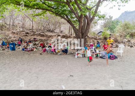 SOMOTO, NICARAGUA - 24 APRILE 2016: Persone che riposano in una spiaggia vicino al canyon di Somoto. Foto Stock