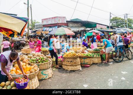 LEON, NICARAGUA - 25 APRILE 2016: Vista del mercato Mercado la Terminal a Leon, Nicaragua Foto Stock