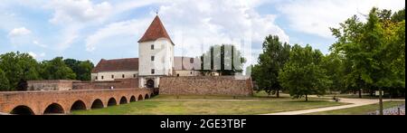 Vista panoramica dell'ingresso principale e della torre di Nadaddy-var (Castello di Nadaddy), Sarvar, Ungheria Foto Stock