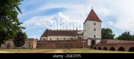 Vista panoramica dell'ingresso principale e della torre di Nadaddy-var (Castello di Nadaddy), Sarvar, Ungheria Foto Stock