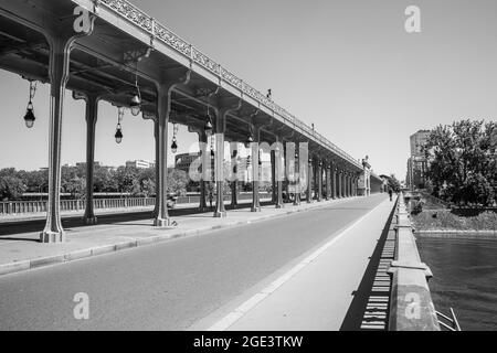 PARI, FRANCIA - 16 agosto 2021: Ponte Pont de Bir-Hakeim con colonna metallica e strada a Parigi, Francia. Bianco e nero. Foto Stock