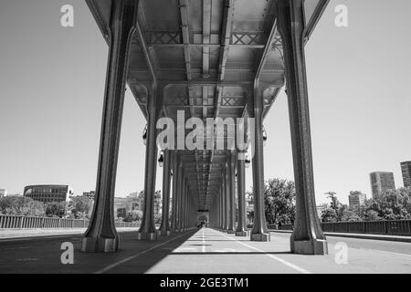 Ponte di Bir-Hakeim a Parigi, bianco e nero Foto Stock