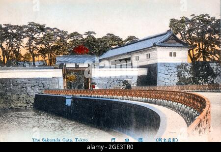 Vecchia cartolina giapponese colorata a mano della porta Sakurada, un tipico cancello composto di tipo masugato, del Castello di Tokyo circa 1900 - 1920. Foto Stock