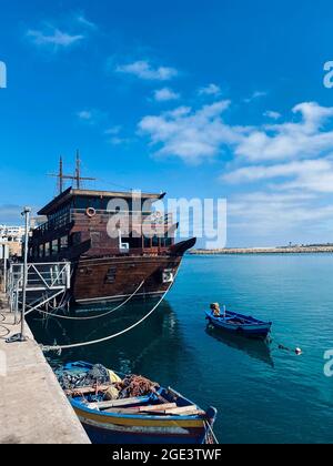 Barca turistica sulla valle di bou repeg a Rabat, Marocco Foto Stock