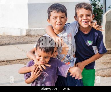 GRANADA, NICARAGUA - 28 APRILE 2016 ragazzi locali a Granada Nicaragua Foto Stock