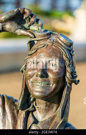 Dettaglio della statua della famosa leggenda del volo degli anni '30 Amy Johnson creata dall'artista Stephen Melton sul lungomare di Herne Bay. Testa con viso, sorridente. Foto Stock