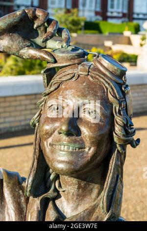 Dettaglio della statua della famosa leggenda del volo degli anni '30 Amy Johnson creata dall'artista Stephen Melton sul lungomare di Herne Bay. Testa con viso, sorridente. Foto Stock