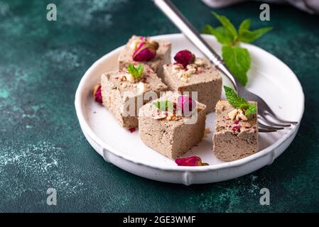 Halva con petalo di rosa e noci. Foto Stock