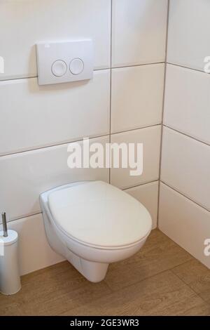 Moderno WC in pulito bagno bianco Foto Stock