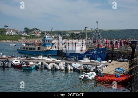 St Mawes, Cornovaglia, Inghilterra, Regno Unito. I turisti si trovano in fila per imbarcarsi su un traghetto per Falmouth, Cornovaglia, sul fronte del porto a St Mawes, Cornovaglia, Foto Stock